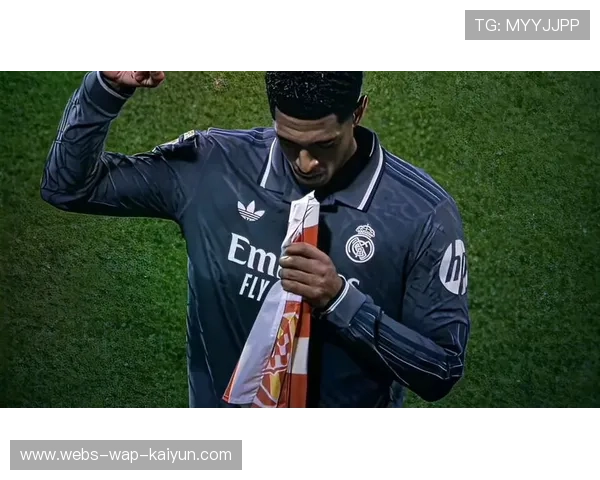 皇马训练中重点演练中场推进，贝林厄姆持球主导全场