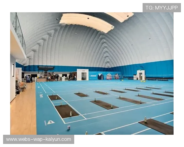 羽毛球场上逼敌失误的绝妙节奏控制